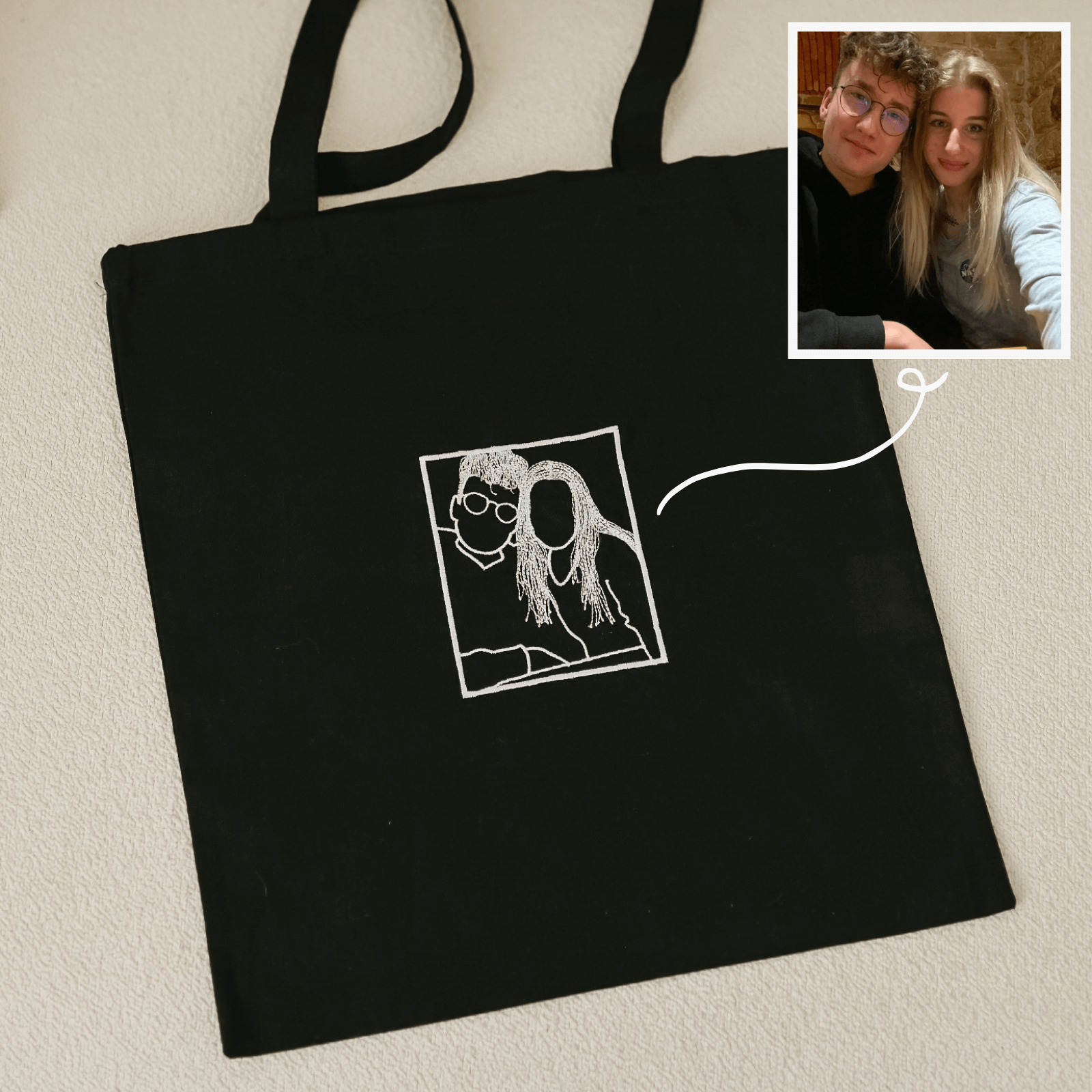 Personalizovaná černá nákupní taška s výšivkou obrysu dle párové fotografie.