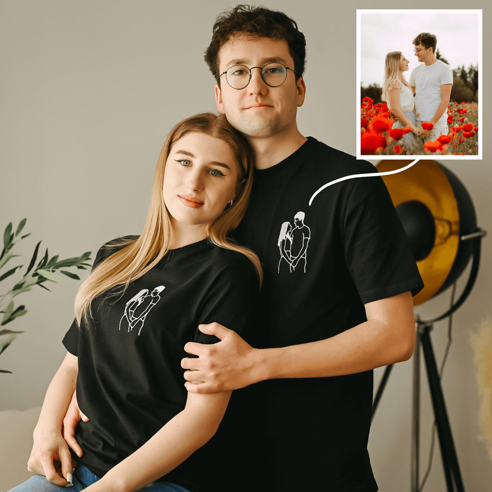 Usmívající se mladý muž s brýlemi a žena v černých tričkách s krátkým rukávem a s bílou výšivkou obrysu držícího se páru.