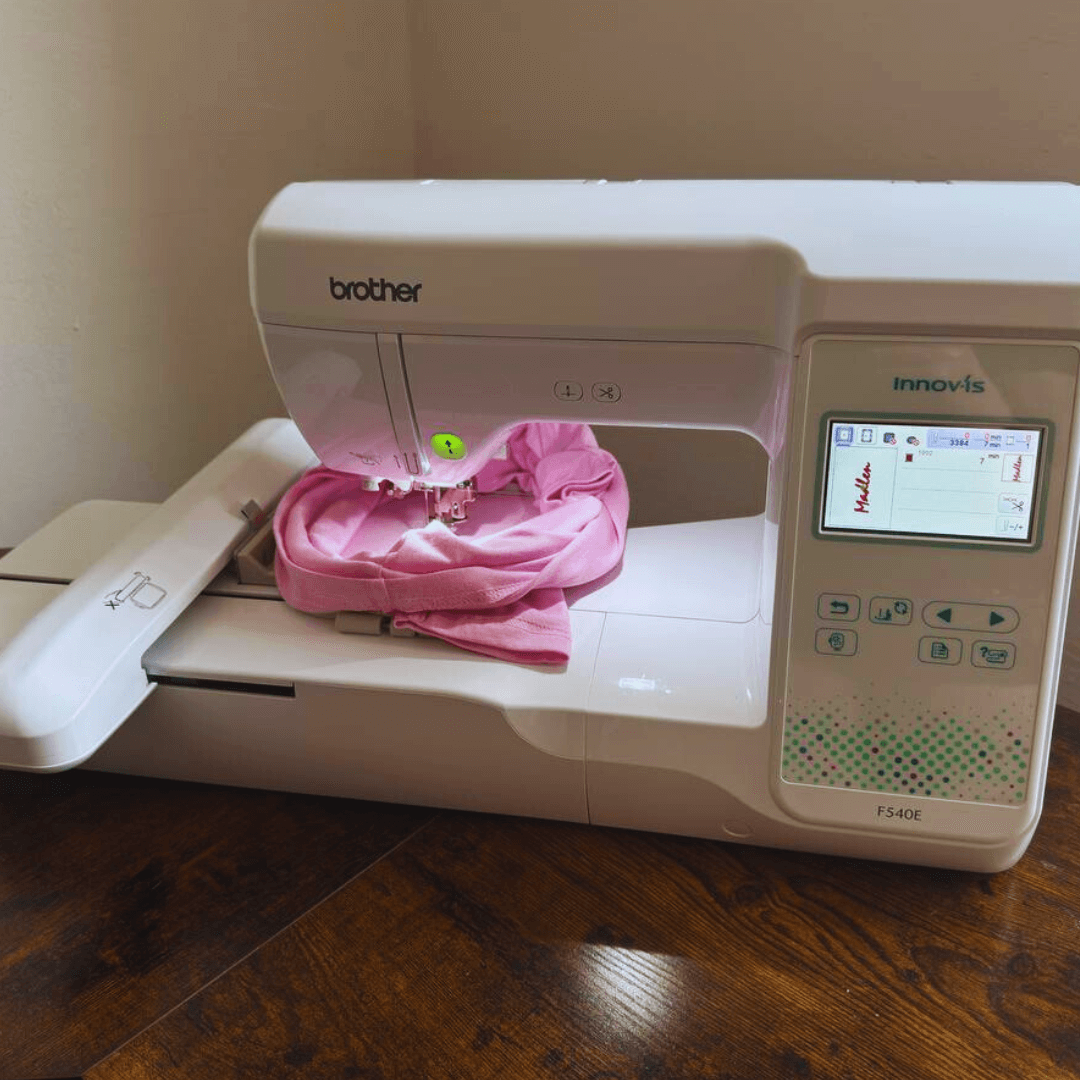 Proces vyšívání kojeneckého trika