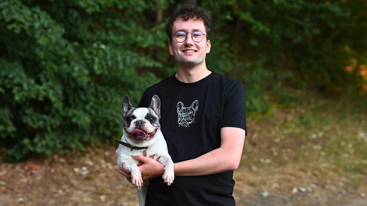 Černé tričko s minimalistickou obrysovou výšivkou pejska podle vlastní fotky od HadrKérka.